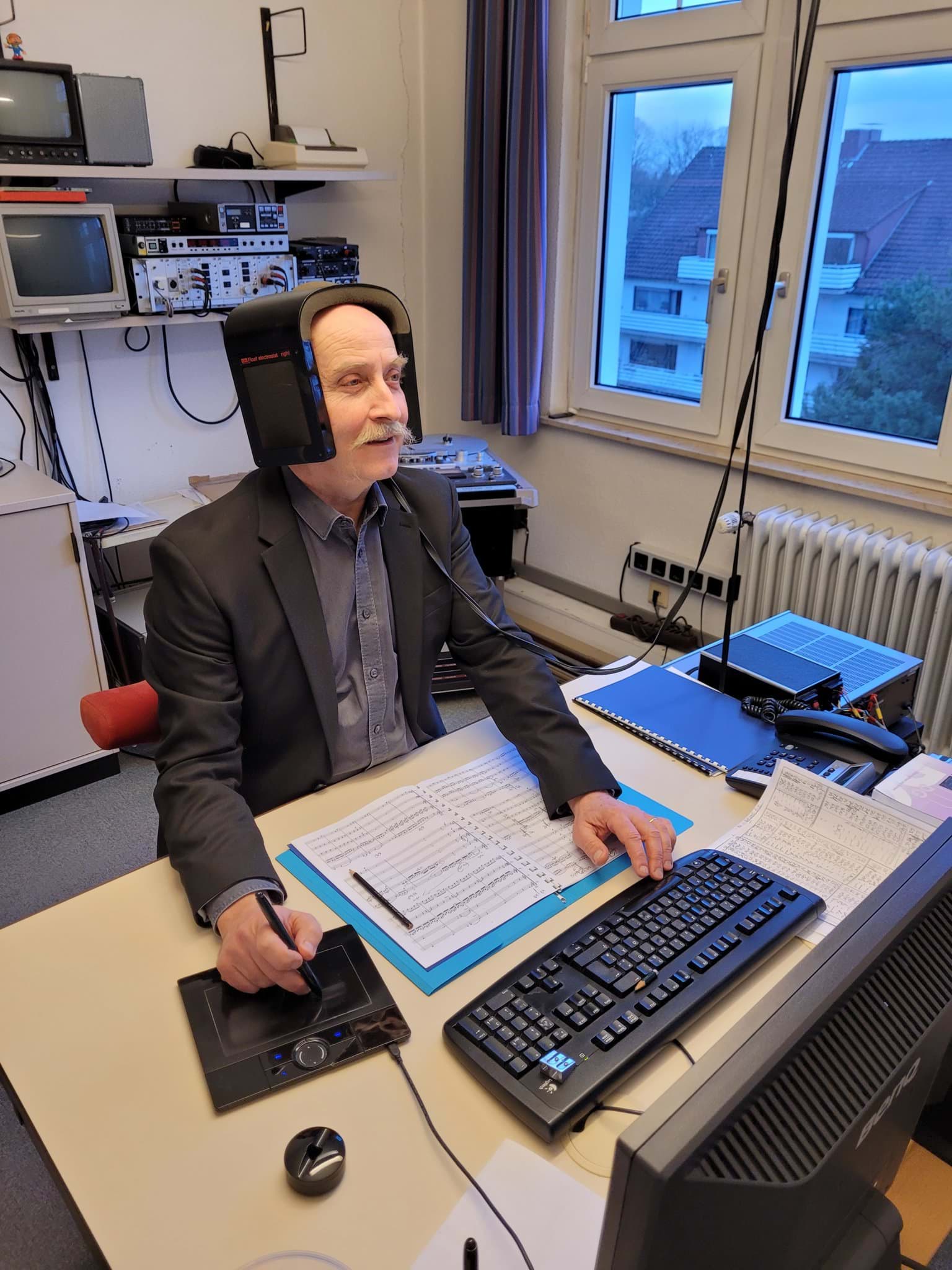 Tonmeister Holger Schlegel bei der Arbeit